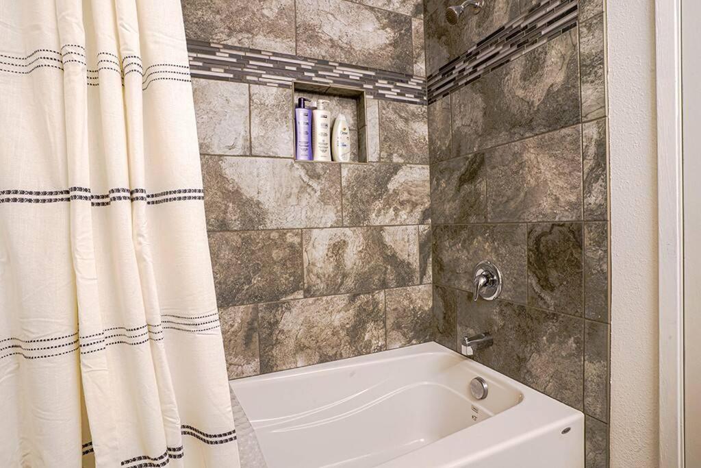 Waterfront Retreat, Relaxation, Fun In Hood Canal Hoodsport المظهر الخارجي الصورة